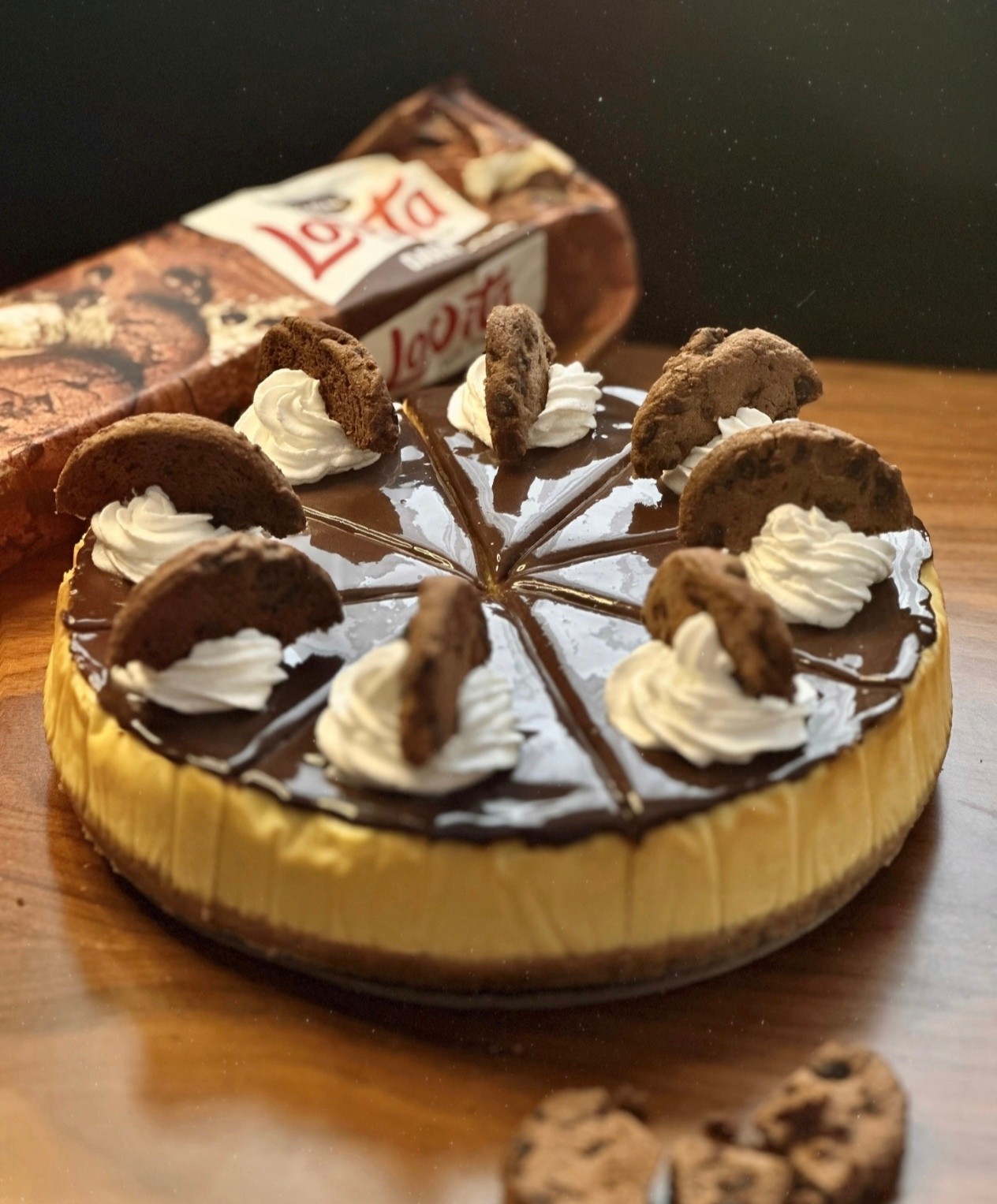 Şokolad qanaşlı çizkeyk, üzərində krem və cookie dilimləri